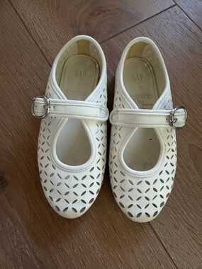 GAP White Girls' Perforated Mary Jane Shoes with Buckle